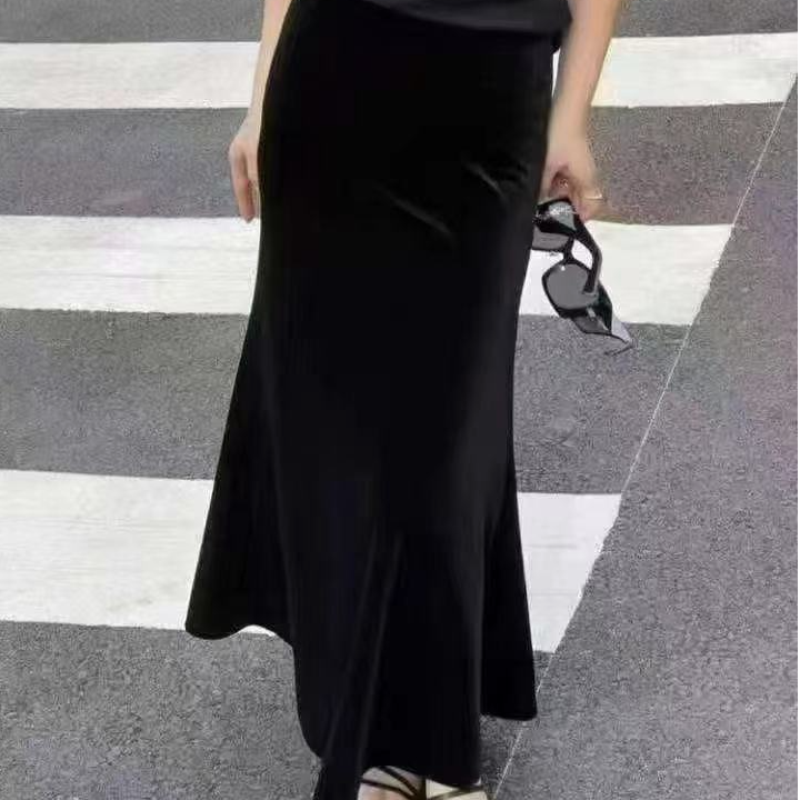 130一1款鱼尾丝绒裙