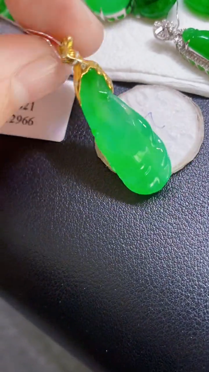 颈饰18K金镶嵌翡翠随型