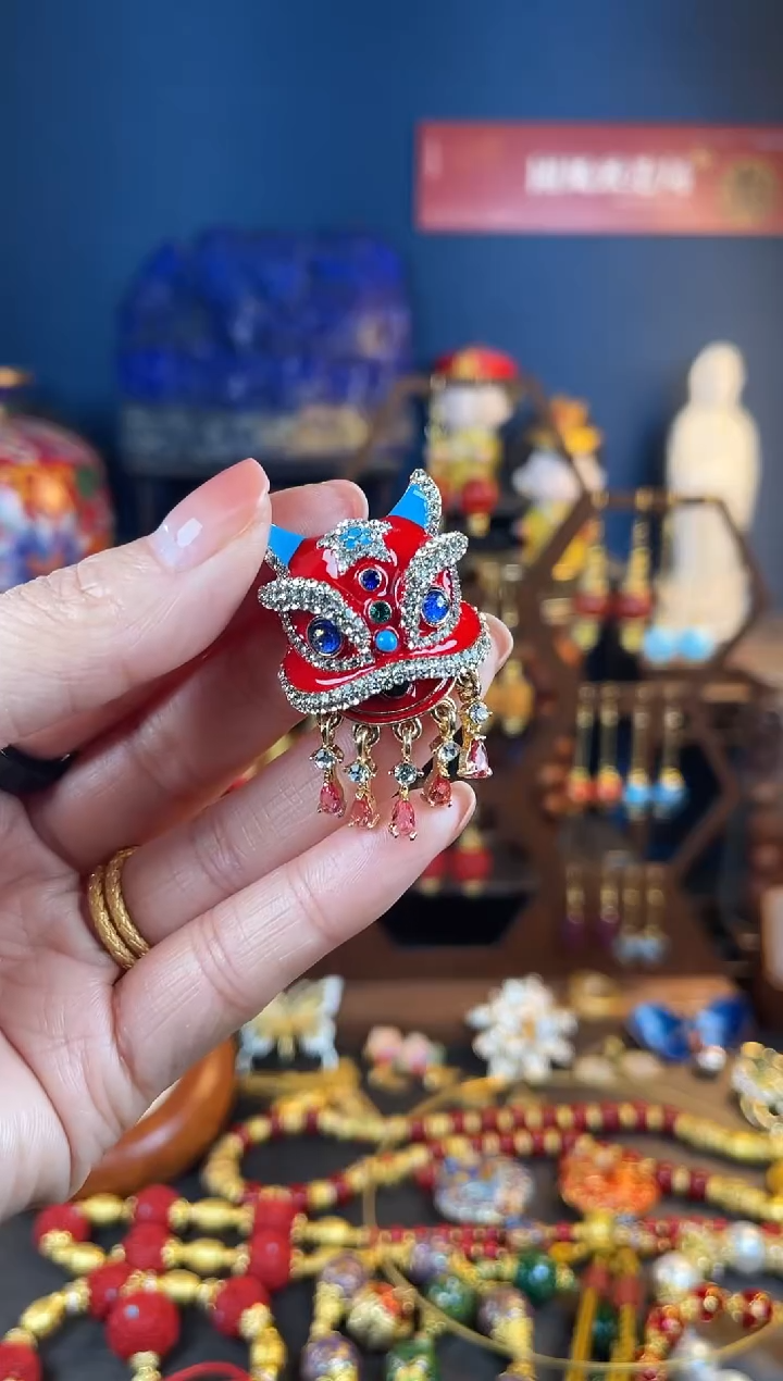 【闪购商品】382号醒狮红色珐琅流苏胸针