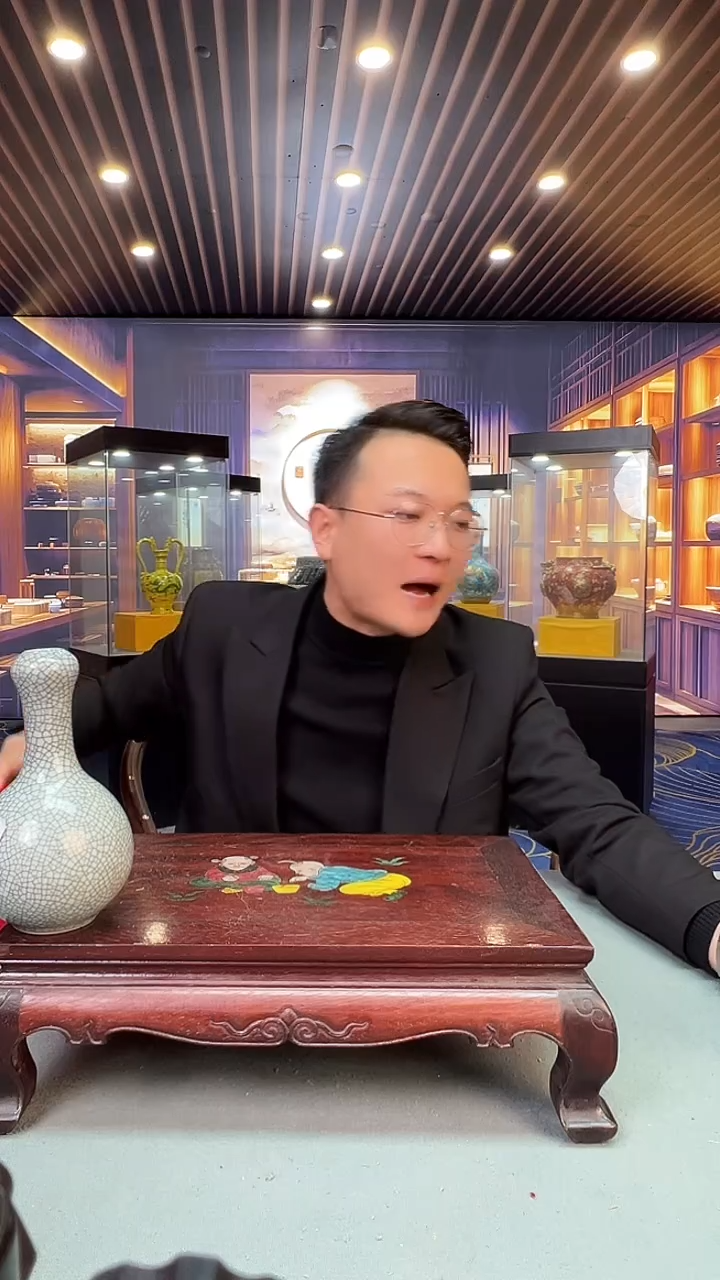 小清新景德镇陶瓷蒜头瓶