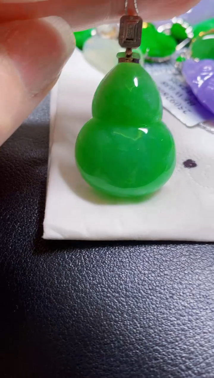 颈饰18K金镶嵌翡翠葫芦