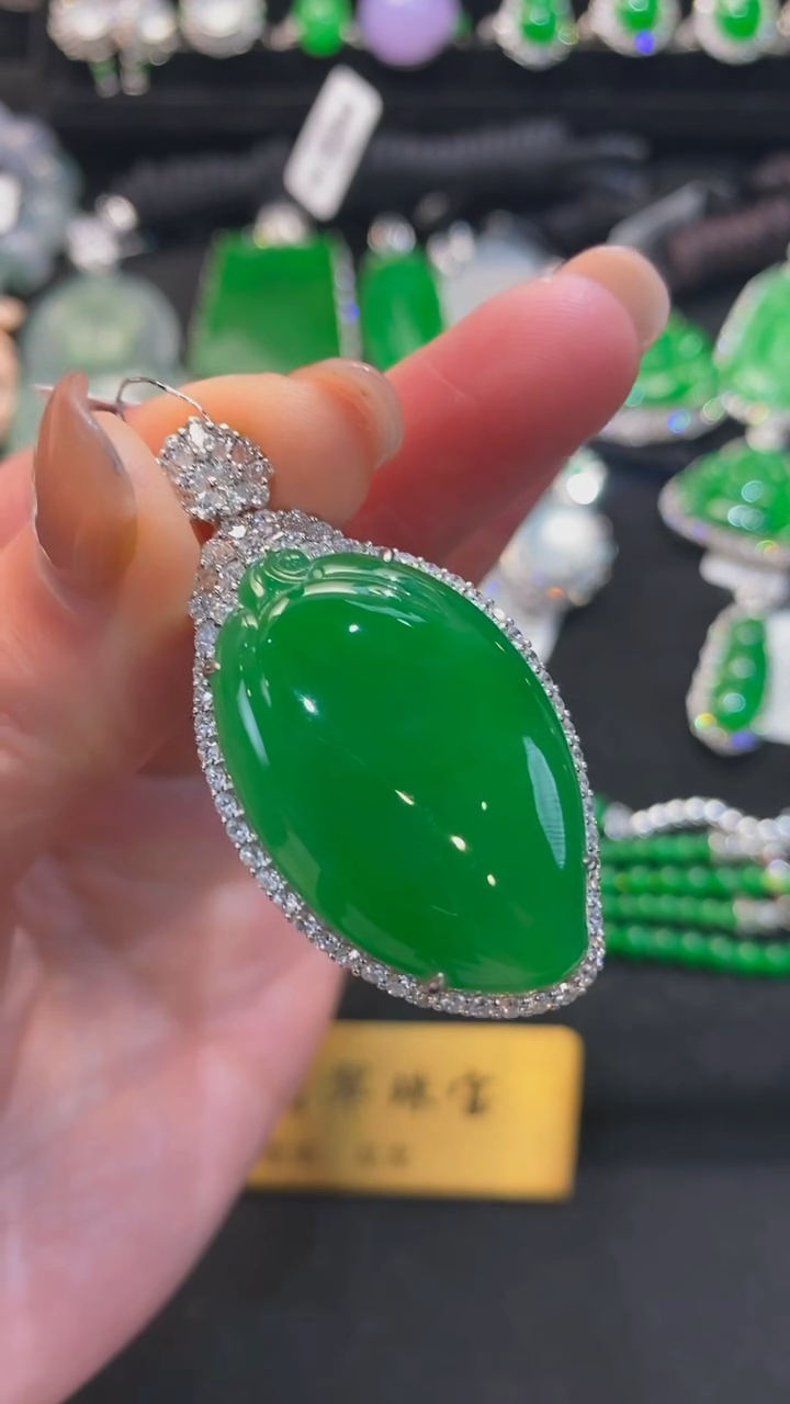 【闪购商品】翡翠颈饰未镶嵌绿桃桃