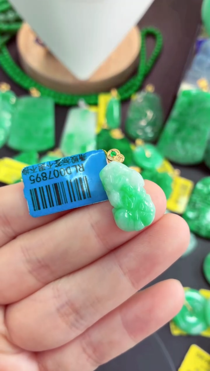 吊坠(不含链)未镶嵌翡翠挂件
