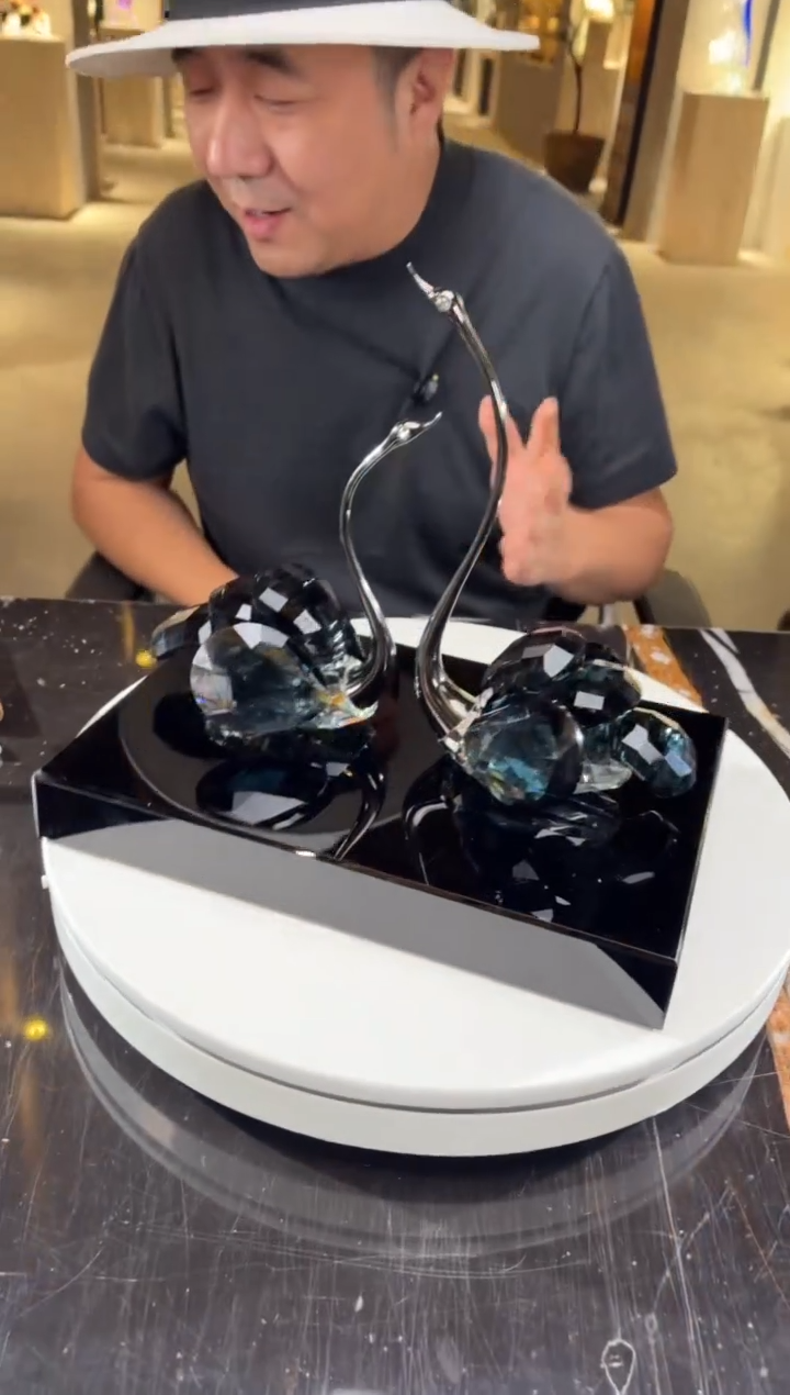 摆件CS0103050墨兰水晶天鹅一对+300*200黑水晶底座