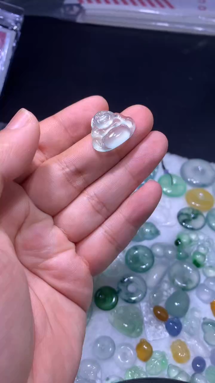 翡翠未镶嵌颈饰佛公