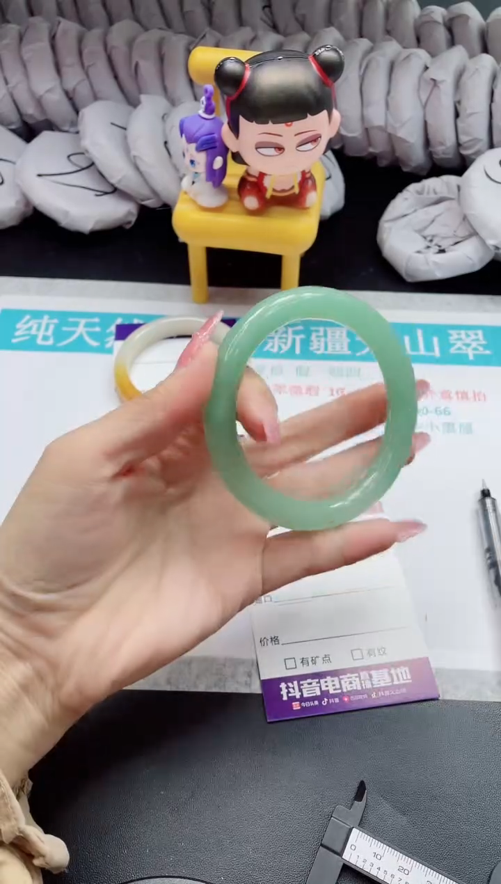 【闪购商品】石英质玉未镶嵌手镯179