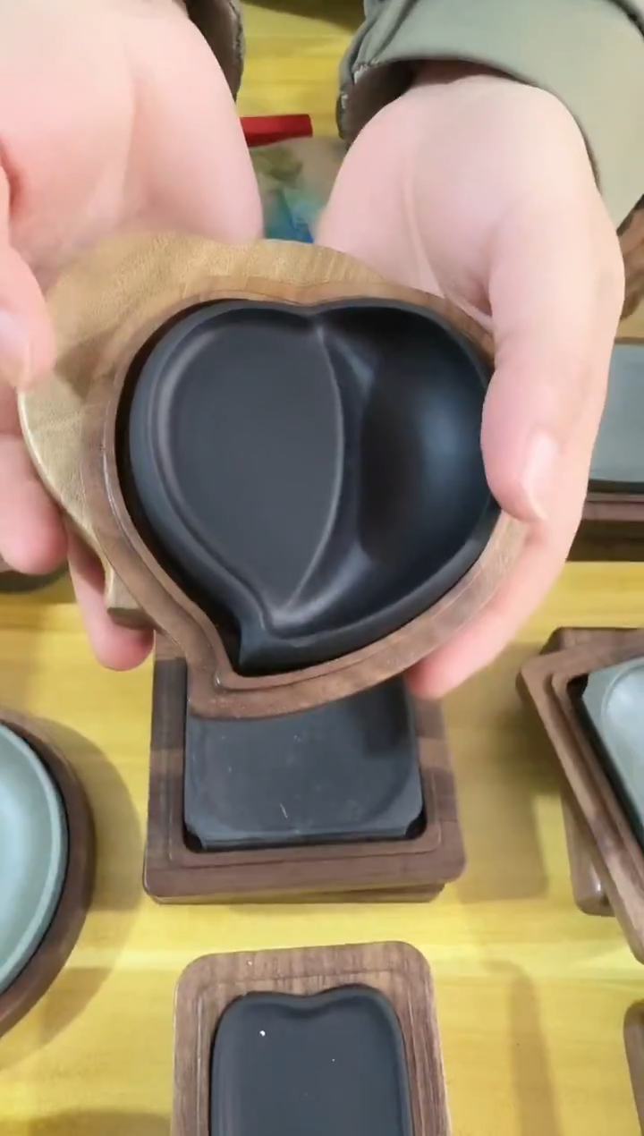 x****u黑龙尾桃心主播样品1个