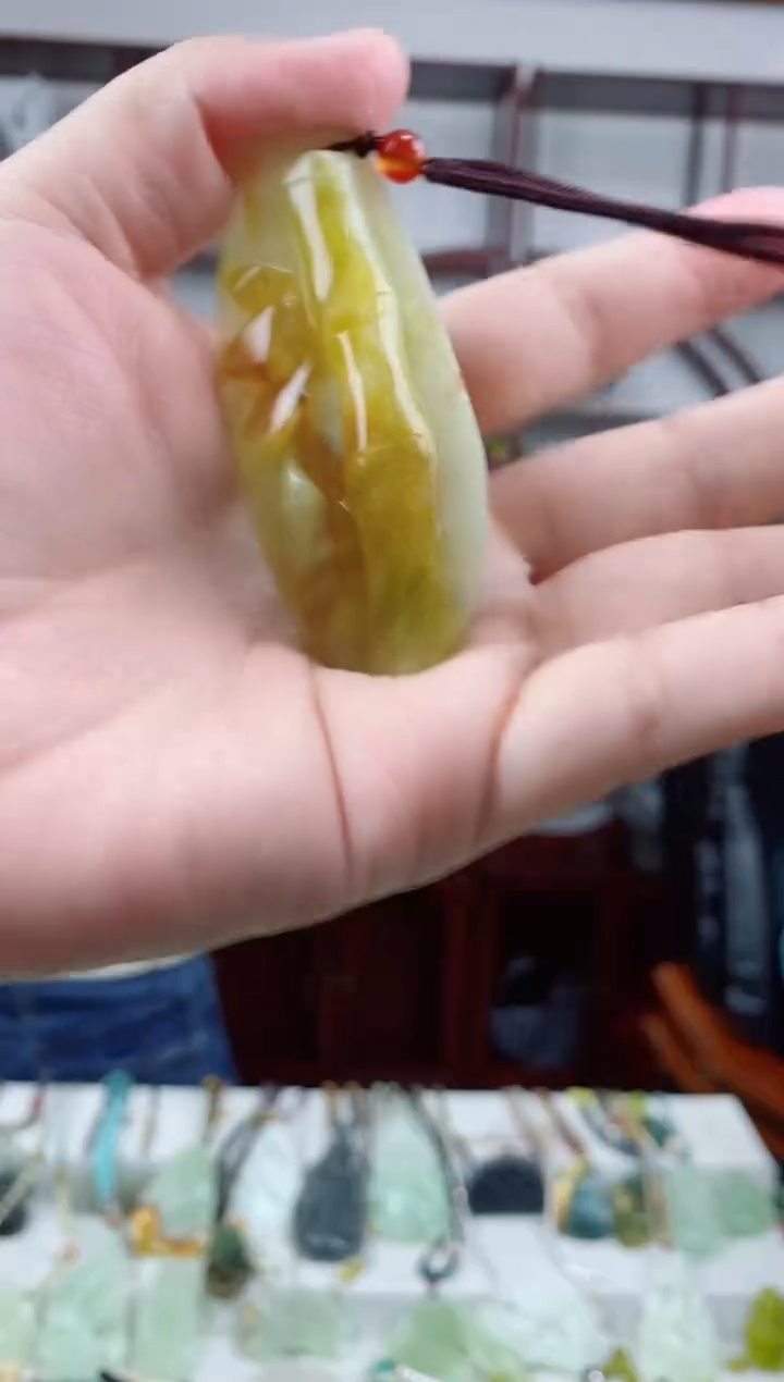 未镶嵌岫玉颈饰1