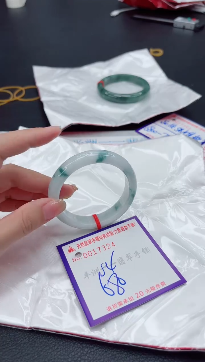 翡翠手镯未镶嵌1