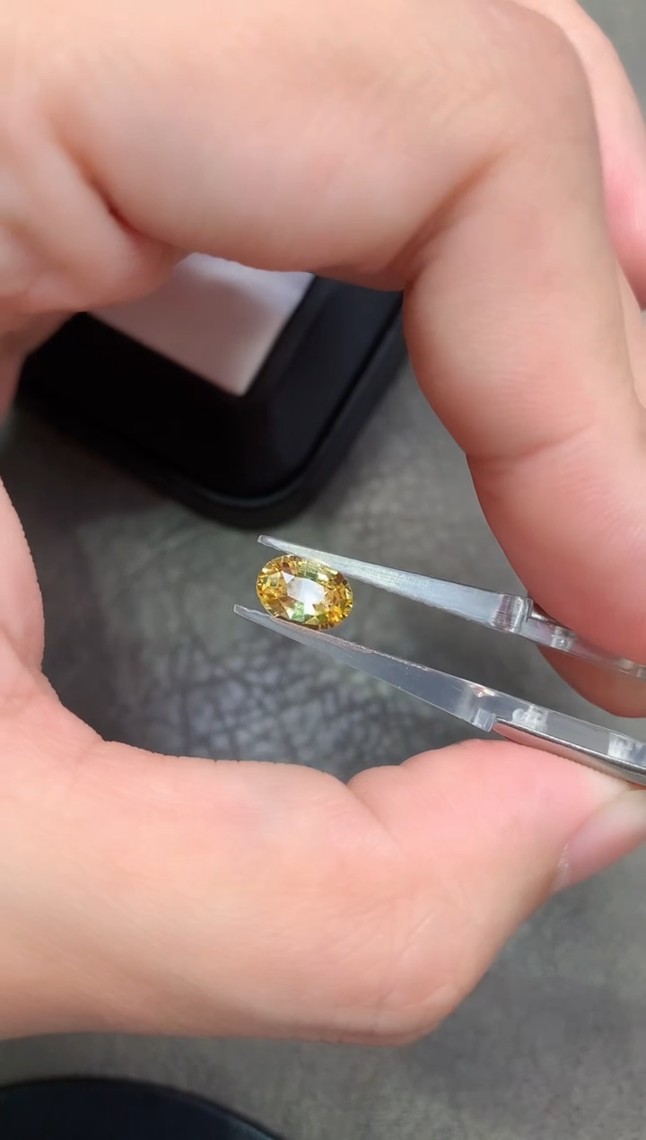 【闪购商品】彩色蓝宝石裸石未镶嵌1.72ct 金丝雀 老烧 椭圆 EX
