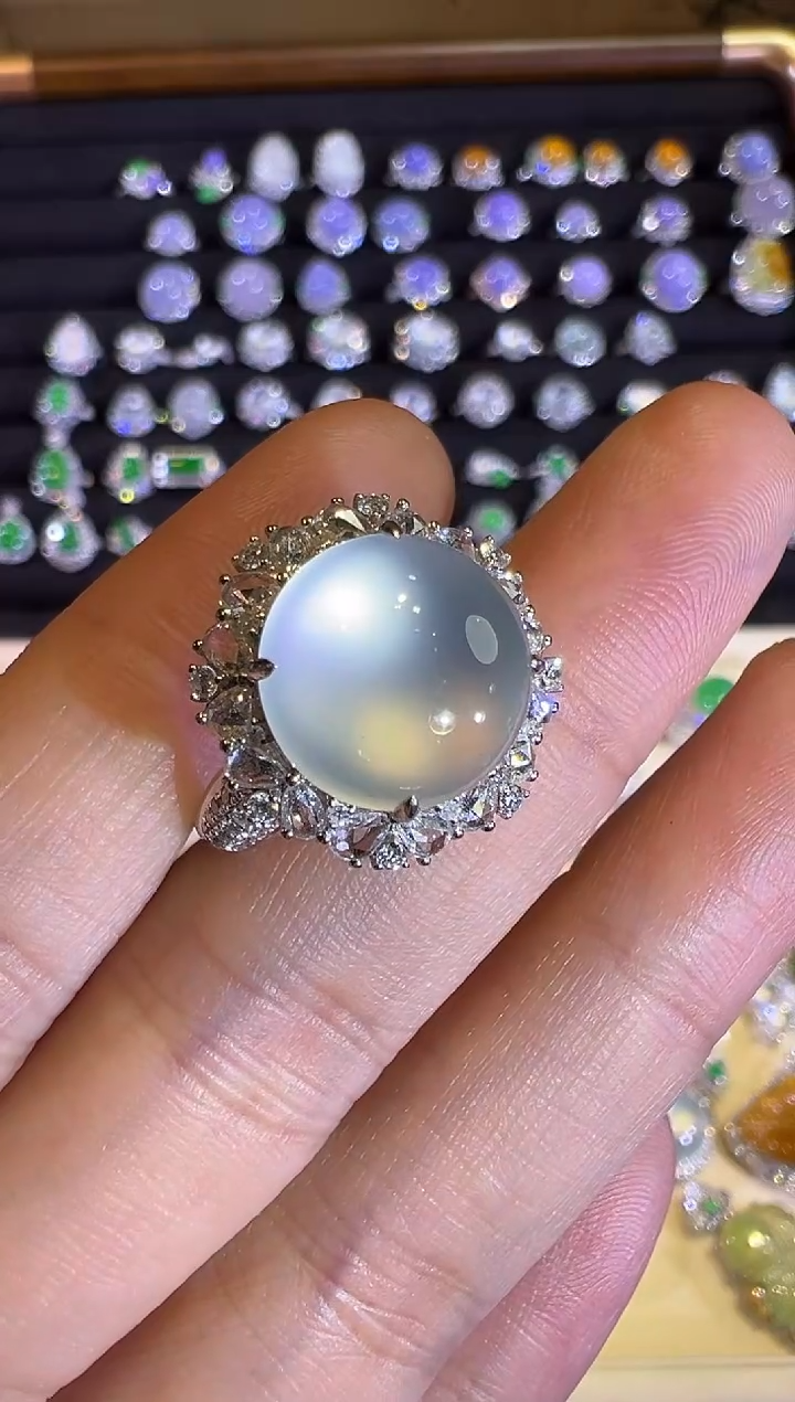 【闪购商品】翡翠戒指18K金镶嵌玻璃种茅台白蛋面戒指