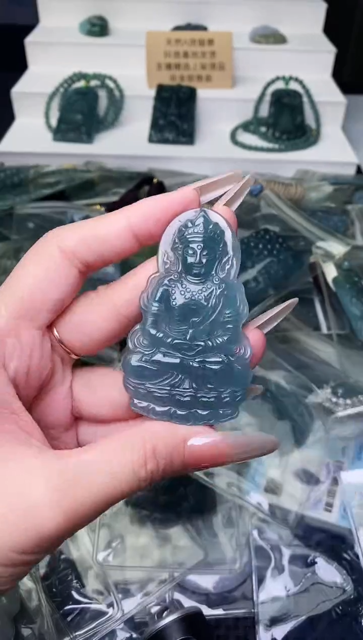 颈饰未镶嵌翡翠 