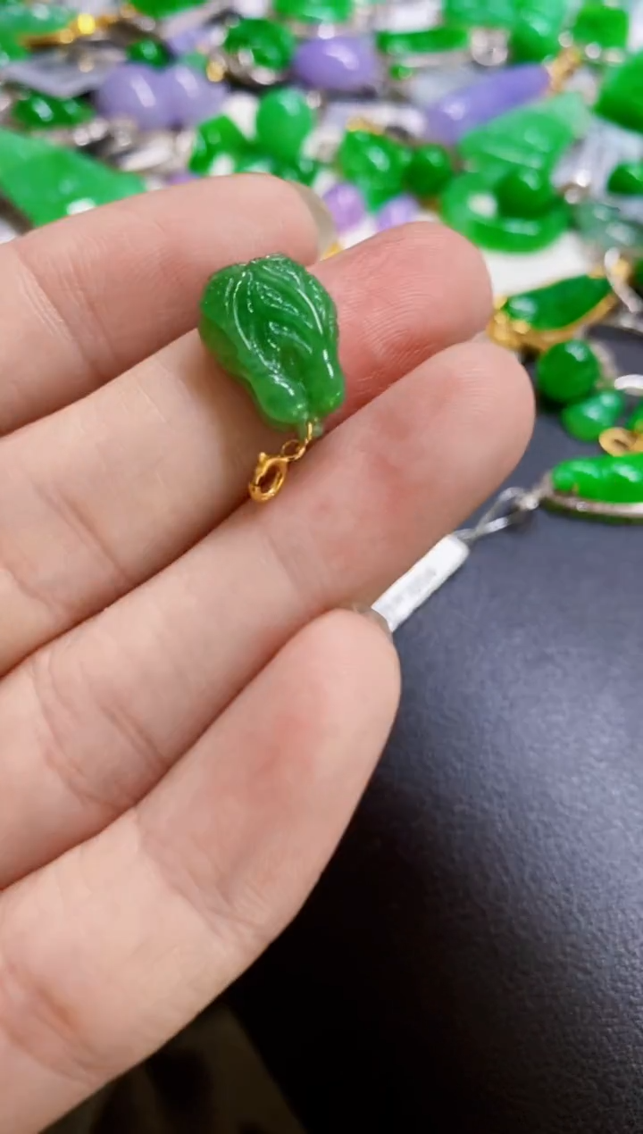 颈饰18K金镶嵌翡翠白菜