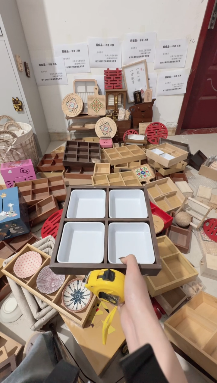 胡桃色四宫格加四个小碗微瑕拍下不退不换无售后