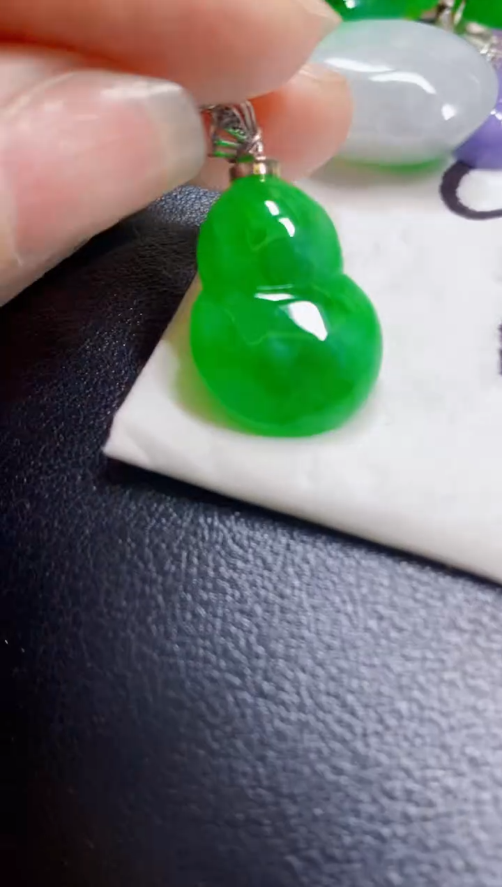 颈饰18K金镶嵌翡翠葫芦