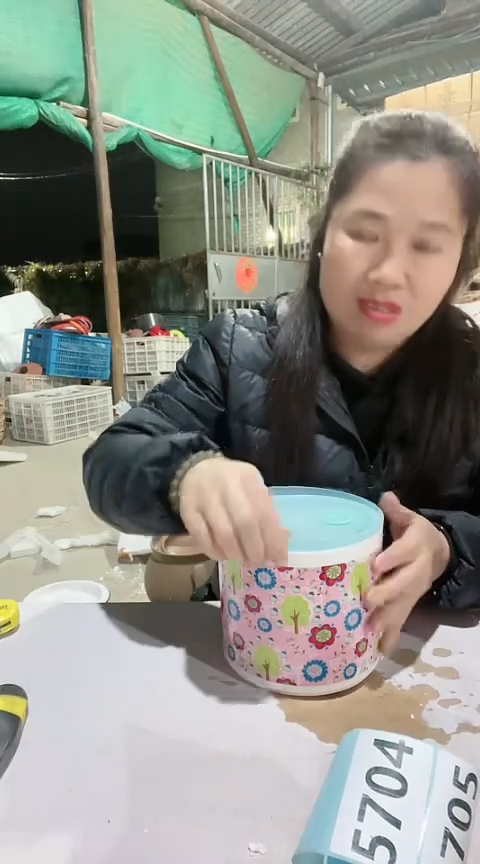 陶瑕疵粉色圆罐子