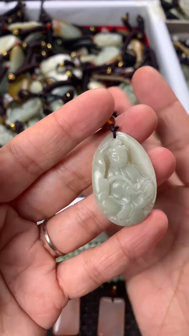 【闪购商品】和田玉颈饰未镶嵌多样性发货没有证书，拍一发一.有瑕