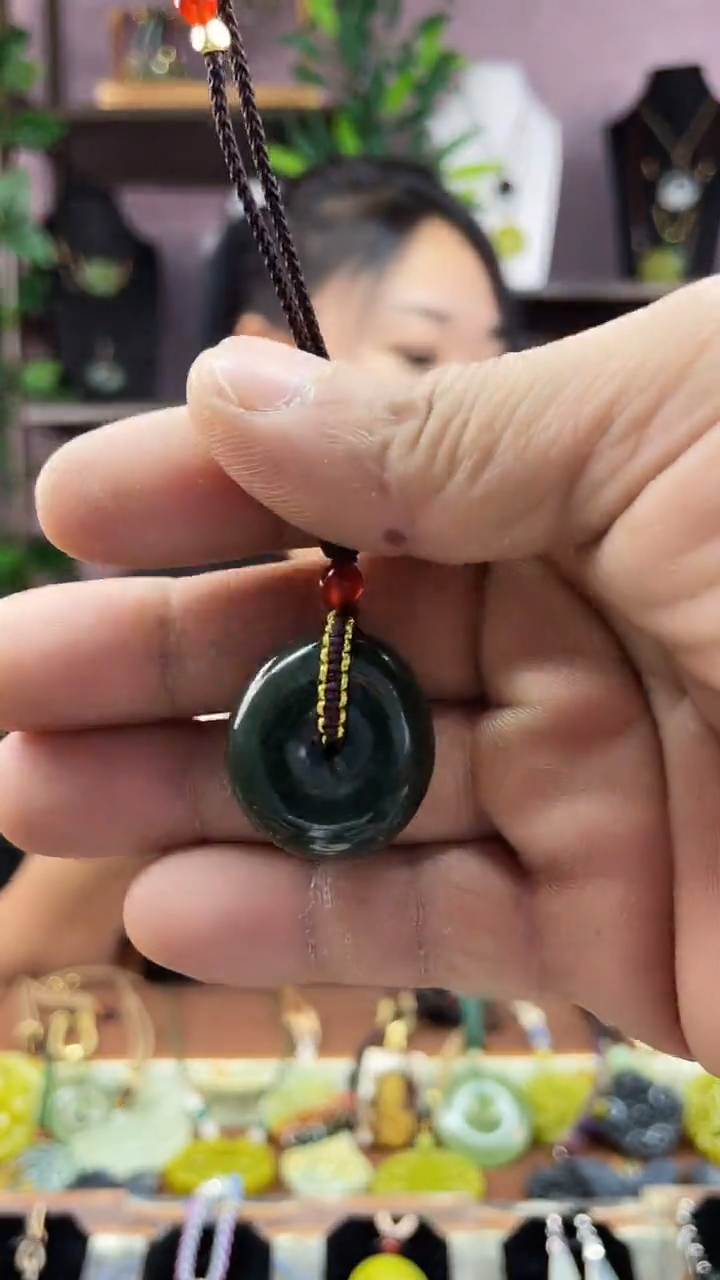 未镶嵌岫玉吊坠(赠链)未镶嵌 岫玉 吊坠(赠链