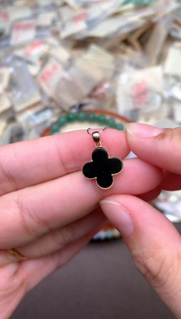 18K金镶嵌挂件翡翠   —