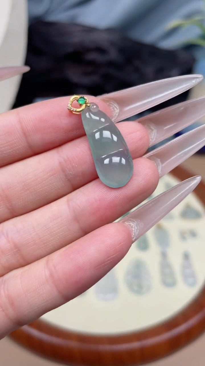 翡翠18K金镶嵌颈饰豆子