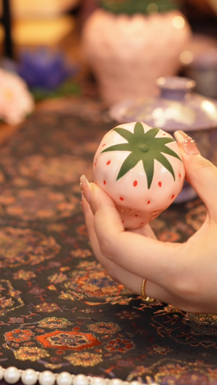 粉色草莓盖置·······