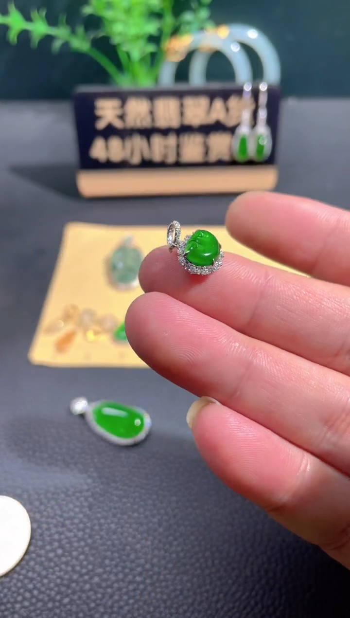 翡翠18K金镶嵌颈饰翡翠