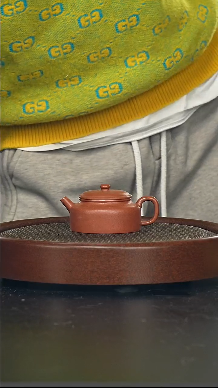 茶壶紫砂扁德中-老红泥-全手工微微瑕-150cc