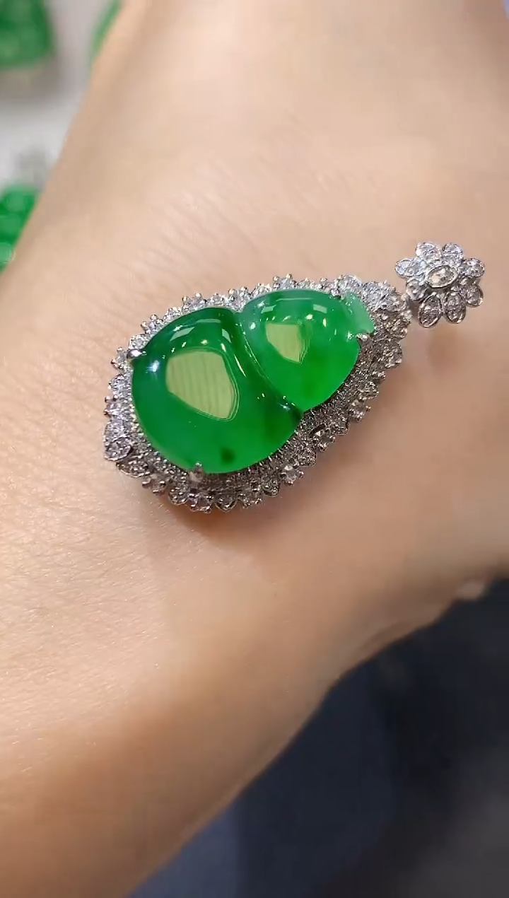 【闪购商品】翡翠吊坠(不含链)18K金镶嵌C22