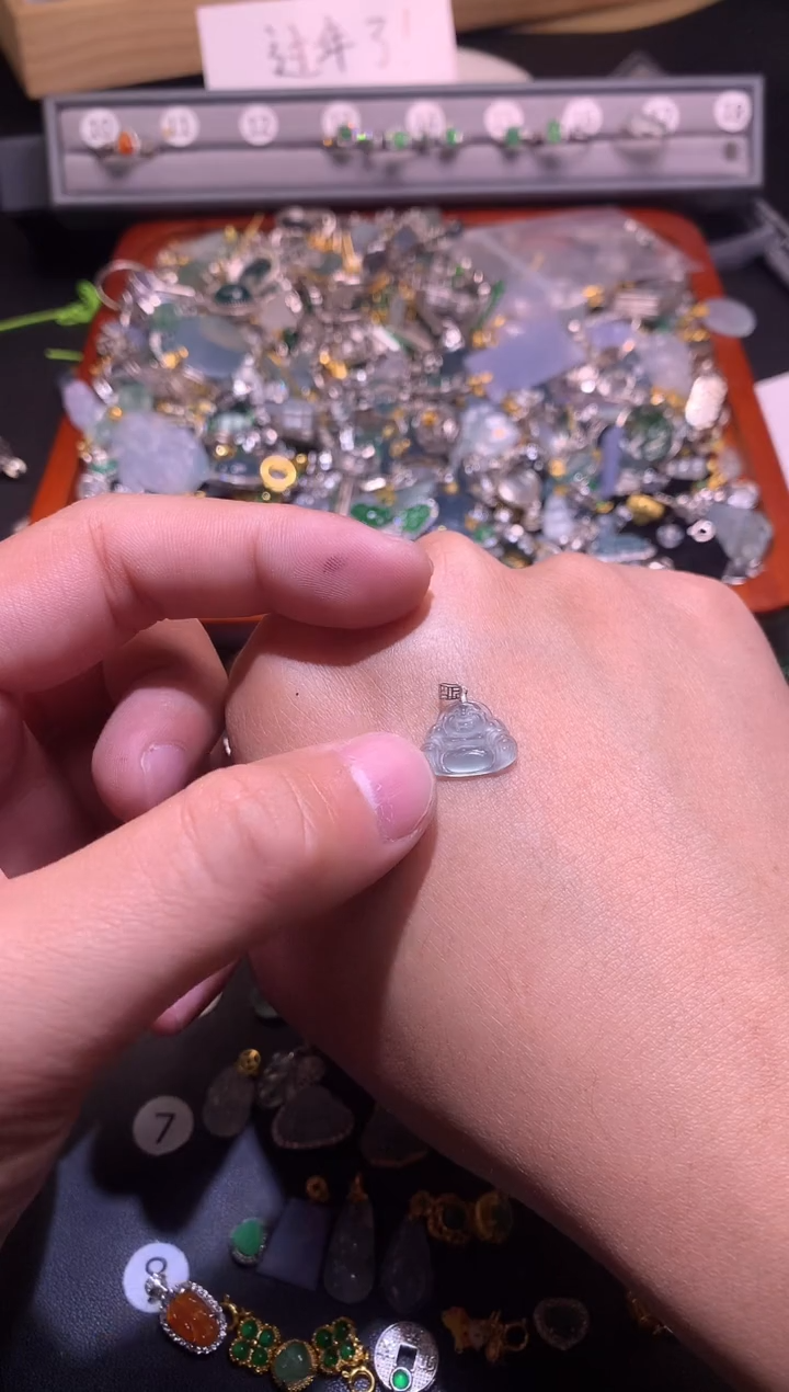 【闪购商品】翡翠吊坠(不含链)18K金镶嵌1