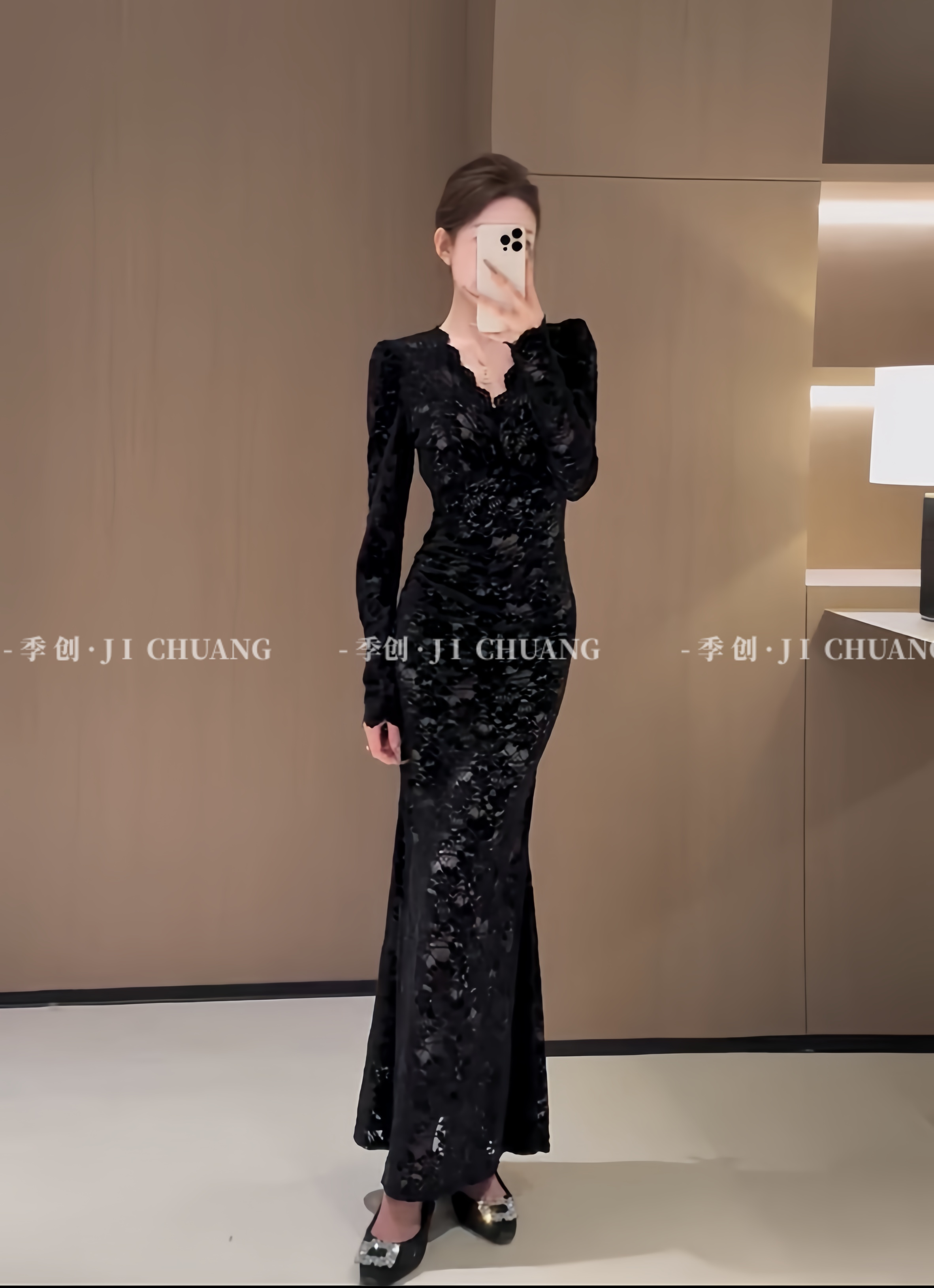 2025冬高品质气质 收腰V领 百搭蕾丝连衣裙