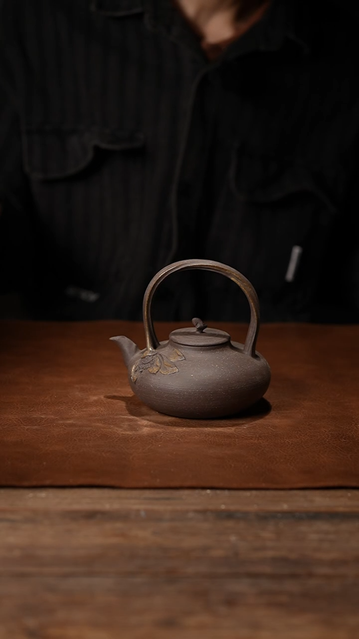 025荷花提梁煮水壶