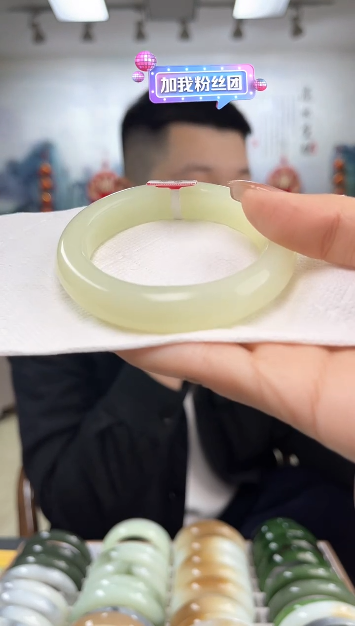 【闪购商品】和田玉手镯未镶嵌55圈口仅一只