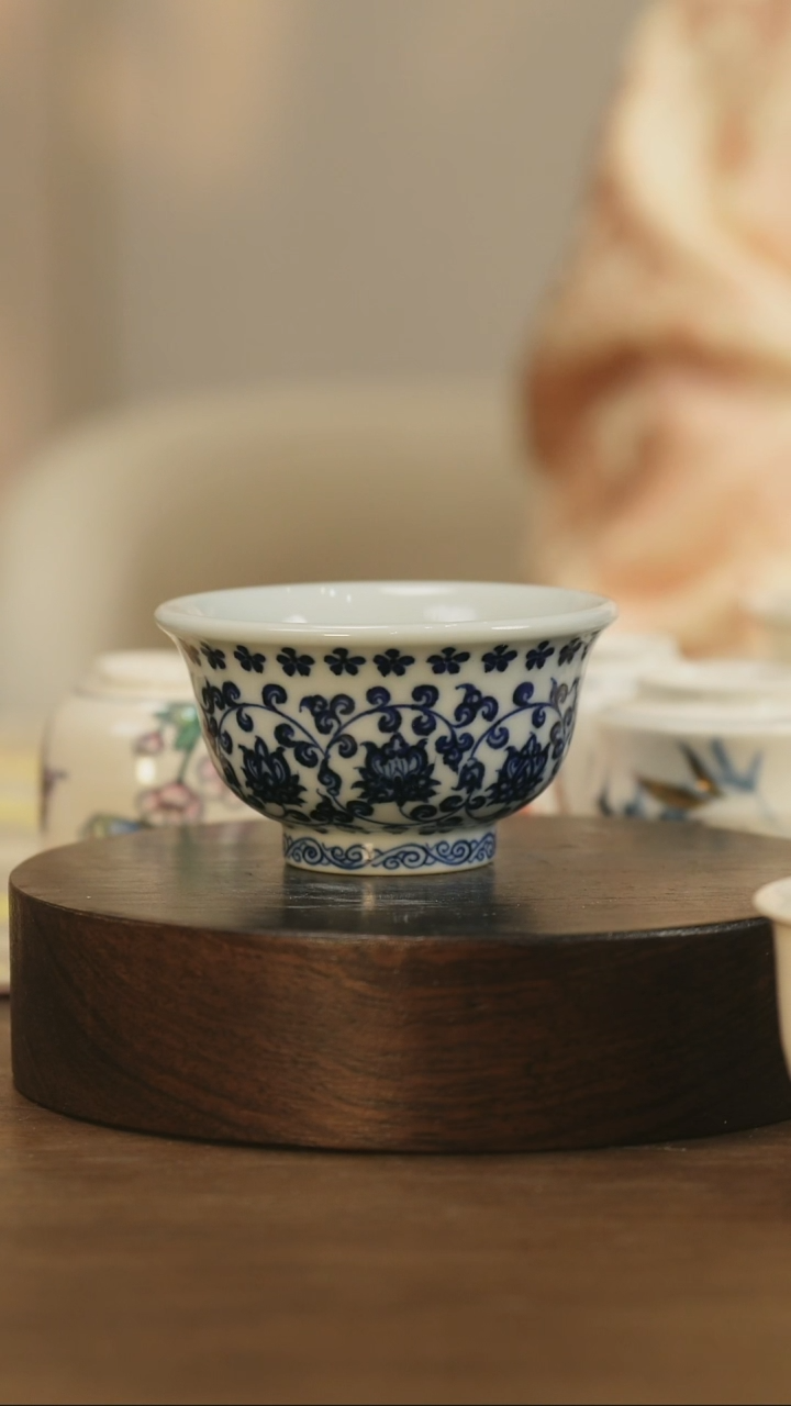 【闪购商品】景德镇手工青花缠枝莲压手杯