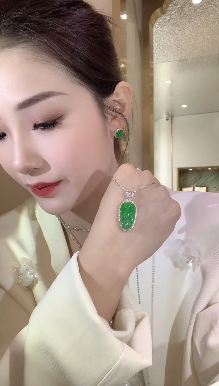 【闪购商品】翡翠吊坠(不含链)18K金镶嵌A16