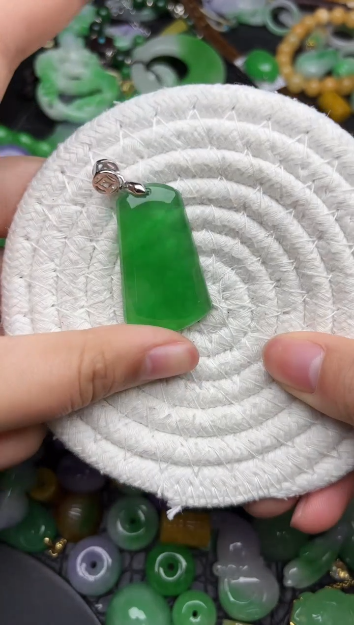 颈饰未镶嵌翡翠缅甸翡翠吊坠