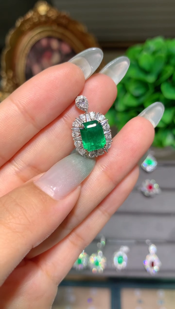 18K金镶嵌吊坠(不含链)祖母绿2.45CT