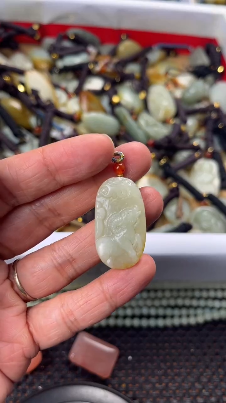 【闪购商品】和田玉颈饰未镶嵌多样性发货没有证书拍一发一有瑕