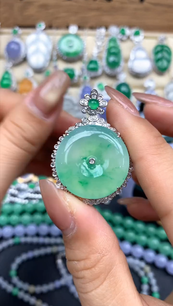 颈饰18K金镶嵌翡翠320-中国好珍宝