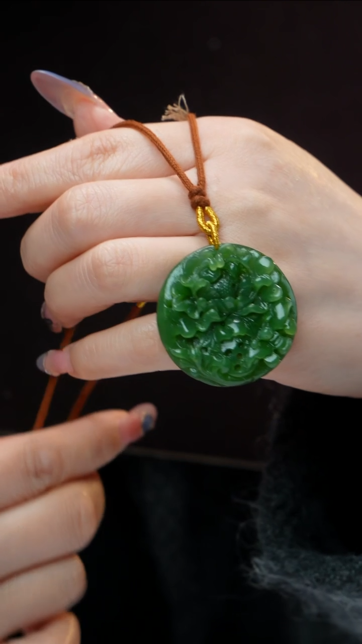 颈饰未镶嵌和田玉（碧玉）碧玉花牌 多样性发其一