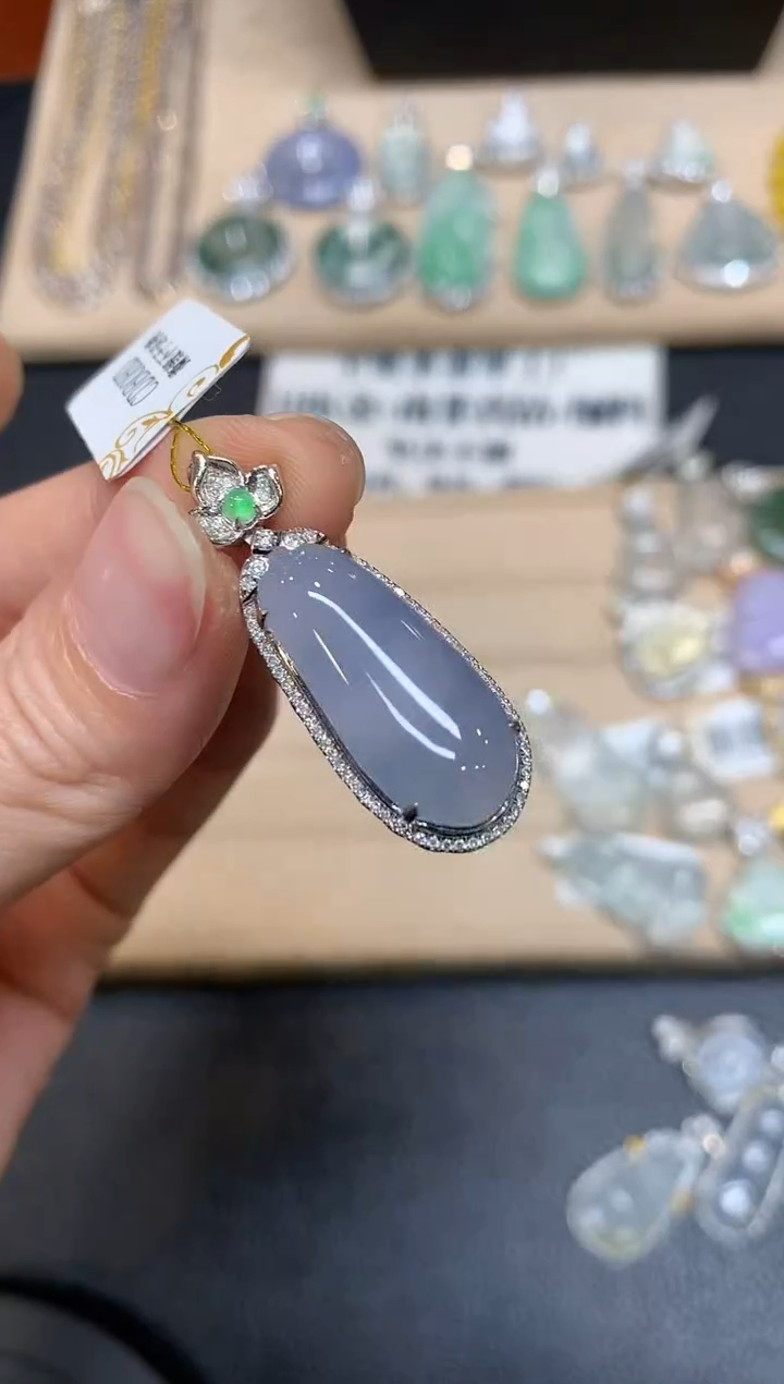 【闪购商品】翡翠颈饰18K金镶嵌福瓜【无服务费】