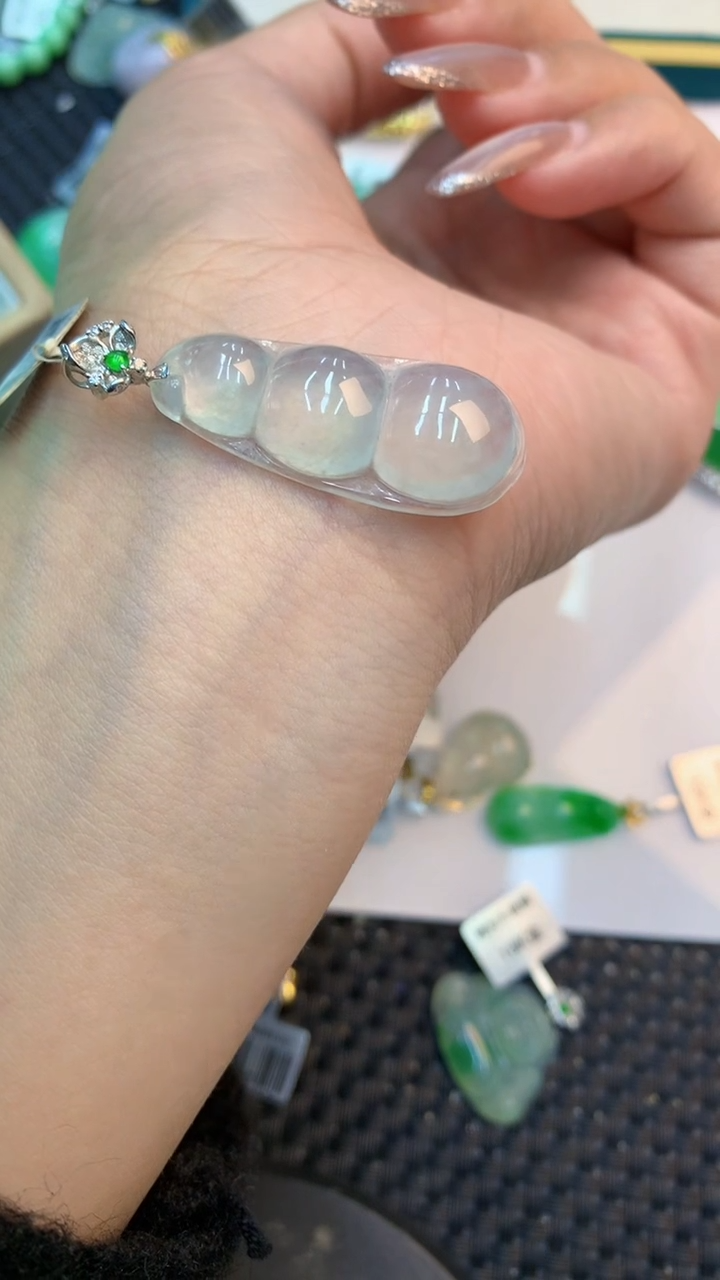 颈饰18K金镶嵌翡翠1