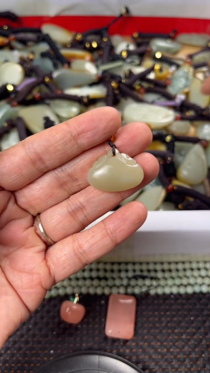 【闪购商品】和田玉颈饰未镶嵌多样性发货没有证书拍一发一有瑕