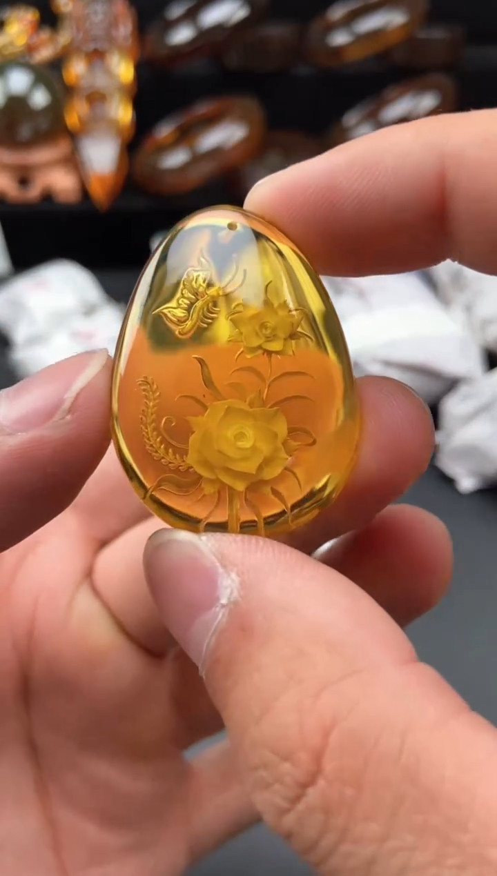 【闪购商品】琥珀颈饰未镶嵌阴雕蝶恋花吊坠