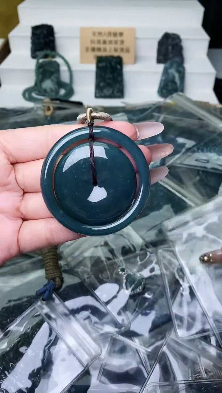 颈饰未镶嵌翡翠 