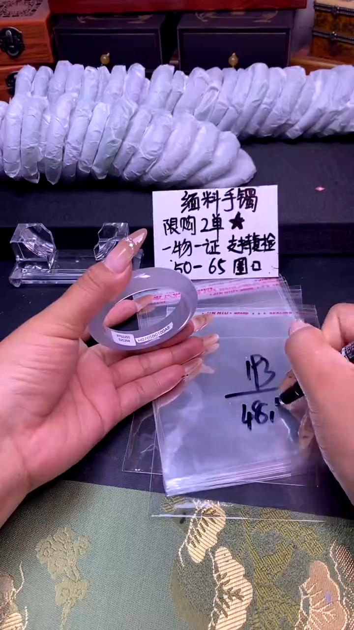 时尚女款缅料手镯193