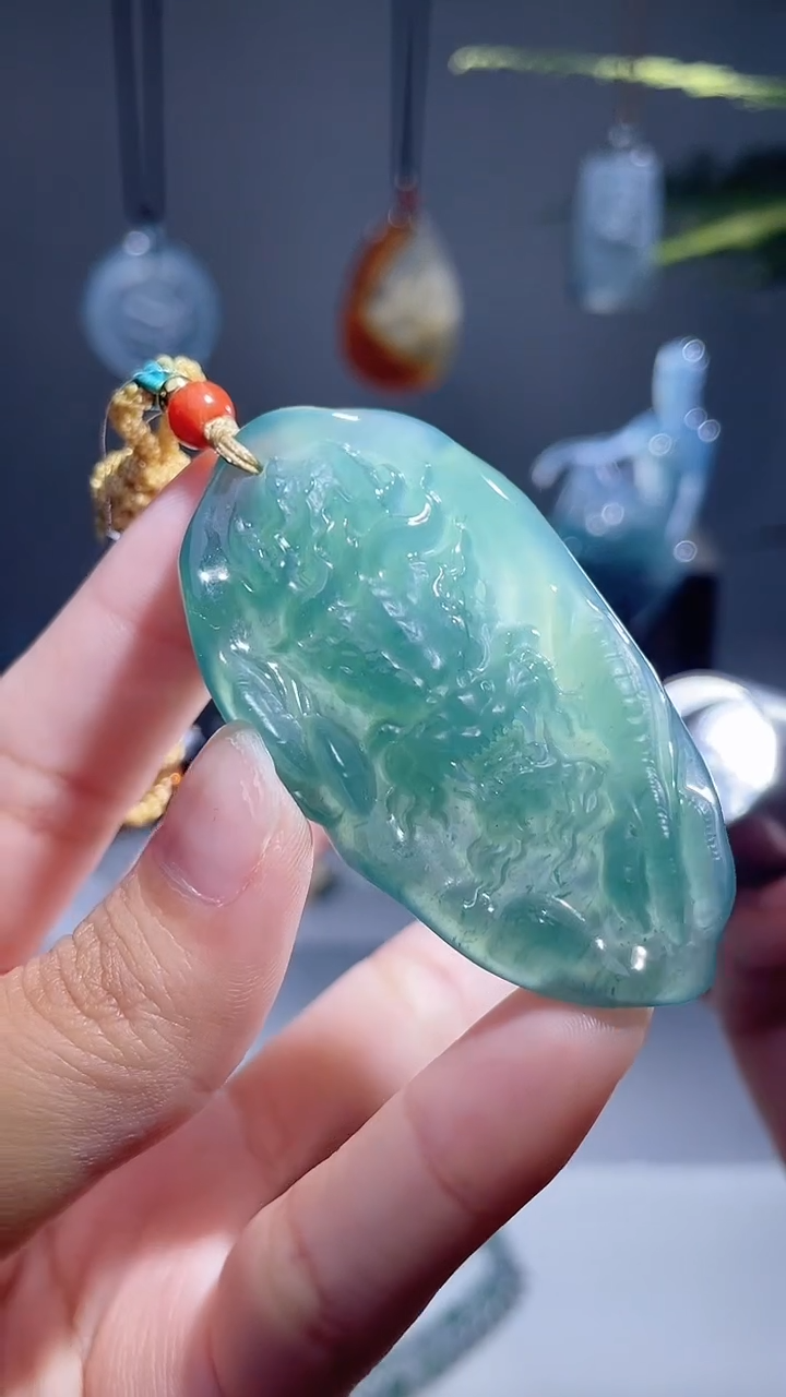 颈饰未镶嵌翡翠龙牌