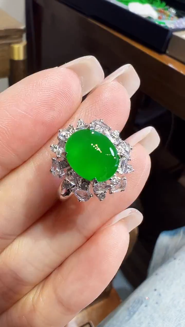 18K金镶嵌戒指翡翠蛋面