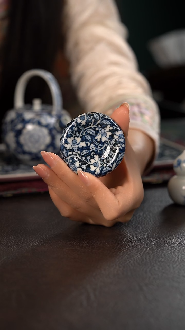 子润窑蓝地茶花曲奇盖置