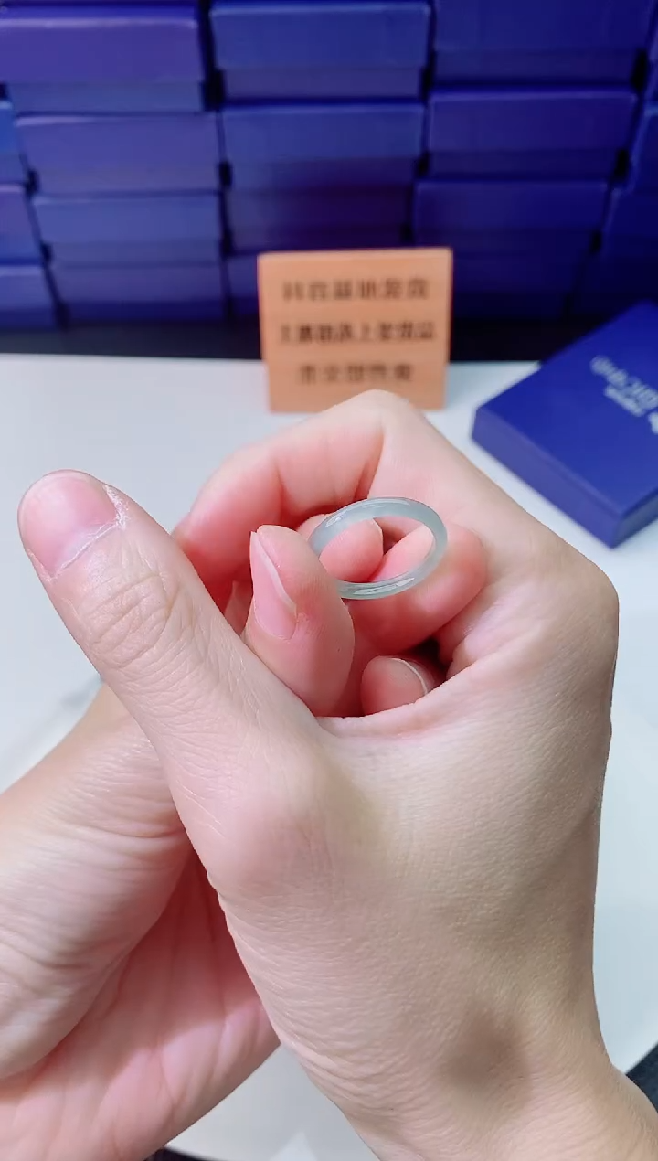 翡翠未镶嵌颈饰         