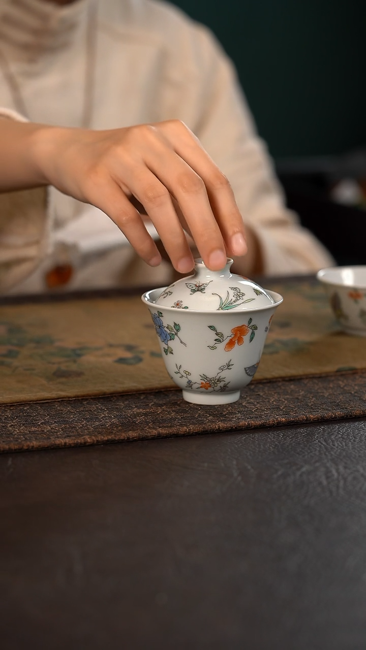 【闪购商品】杯云霞珍藏古彩蝶恋小盖碗